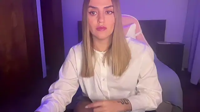 MiaGlows online show from November 25, 2025, 12:55 am