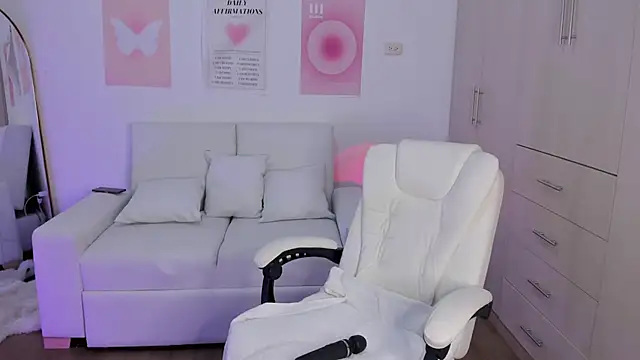 Miaafoxy online show from December 4, 2025, 5:39 am