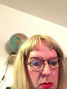 Snapshot of simone_xdressing chatting on November 8, 2025, 1:31 am simone xdressing online show from November 8, 2025, 1:31 am