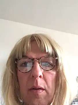 Snapshot of simone_xdressing chatting on February 15, 2026, 3:22 pm simone xdressing online show from February 15, 2026, 3:22 pm