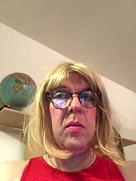 Snapshot of simone_xdressing chatting on February 26, 2025, 12:30 am simone xdressing online show from February 26, 2025, 12:30 am