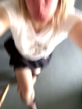 Snapshot of simone_xdressing chatting on September 28, 2025, 9:05 am simone xdressing online show from September 28, 2025, 9:05 am