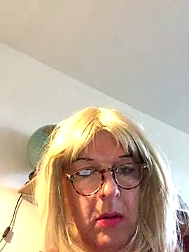 Snapshot of simone_xdressing chatting on November 23, 2025, 2:27 pm simone xdressing online show from November 23, 2025, 2:27 pm