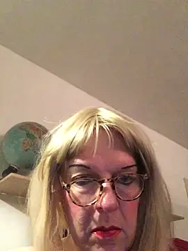 Snapshot of simone_xdressing chatting on November 16, 2025, 1:10 am simone xdressing online show from November 16, 2025, 1:10 am