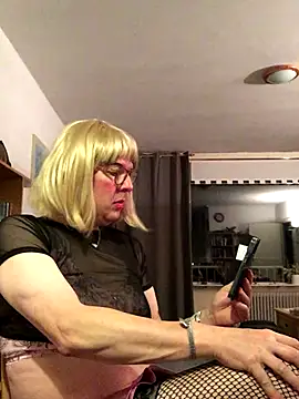 Snapshot of simone_xdressing chatting on November 5, 2025, 1:09 am simone xdressing online show from November 5, 2025, 1:09 am