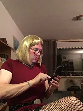 Snapshot of simone_xdressing chatting on October 2, 2025, 11:41 pm simone xdressing online show from October 2, 2025, 11:41 pm