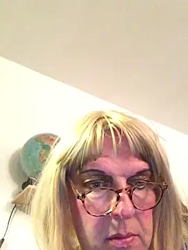 Snapshot of simone_xdressing chatting on October 29, 2025, 7:57 pm simone xdressing online show from October 29, 2025, 7:57 pm