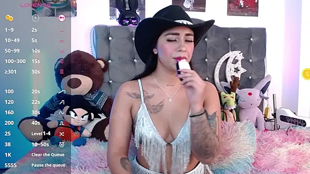 lunabritton1 online show from May 3, 2026, 2:27 am
