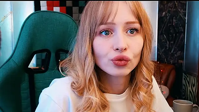 CarolineDjein online show from February 8, 2026, 3:21 pm