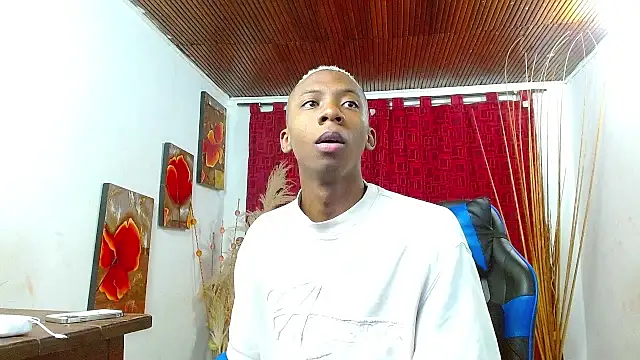 Miilo18 online show from February 3, 2026, 11:32 pm