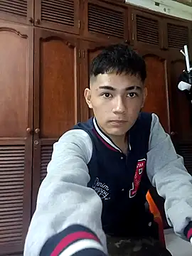 Santiagooo1233 online show from November 16, 2025, 2:27 am