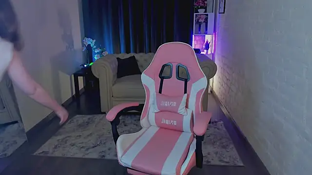 Elizabeth Walson online show from February 2, 2026, 9:58 pm