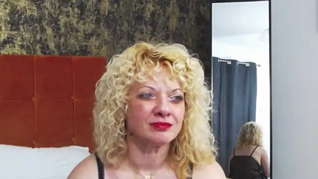 LittleCurlyGirl online show from November 28, 2025, 6:19 pm