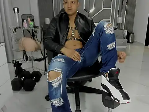 Snapshot of master_leather chatting on July 11, 2026, 2:06 pm master leather online show from July 11, 2026, 2:06 pm