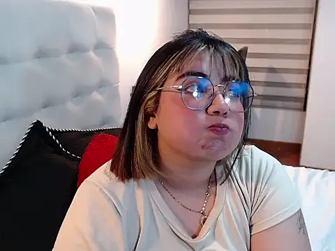 YiniBelle online show from December 23, 2025, 12:54 am