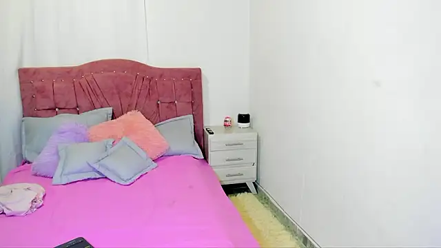 yourlatina emely online show from March 5, 2026, 8:49 pm