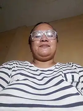 Snapshot of loriepinay46 chatting on June 18, 2026, 9:14 am loriepinay46 online show from June 18, 2026, 9:14 am