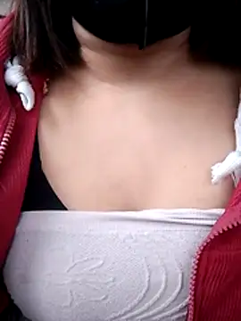 Snapshot of YuCii2k1 chatting on November 18, 2025, 8:39 am YuCii2k1 online show from November 18, 2025, 8:39 am