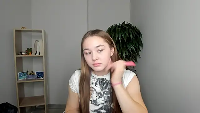 Snapshot of CleotildeBijan chatting on November 15, 2025, 8:18 am CleotildeBijan online show from November 15, 2025, 8:18 am