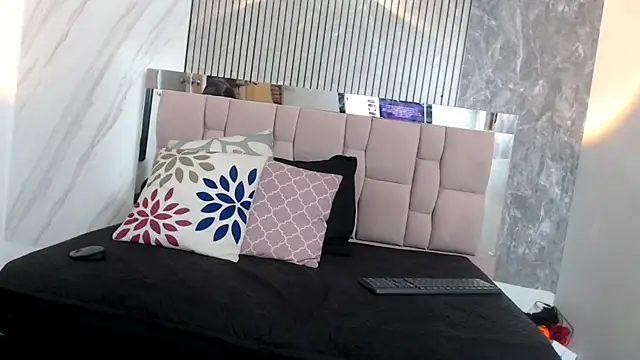 hanna  palmer1 online show from February 4, 2026, 12:33 pm