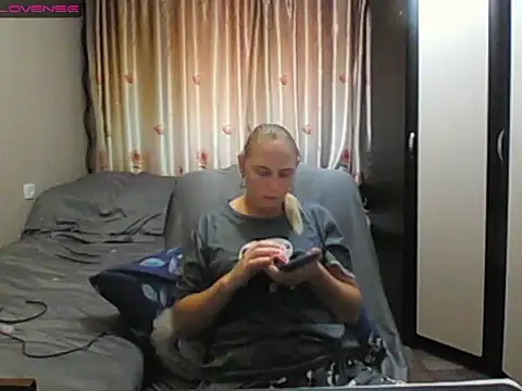 Snapshot of JenniDeep chatting on July 6, 2026, 8:43 am JenniDeep online show from July 6, 2026, 8:43 am