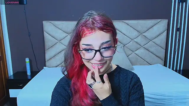 Snapshot of Laracooper_ chatting on November 17, 2025, 6:01 pm Laracooper online show from November 17, 2025, 6:01 pm