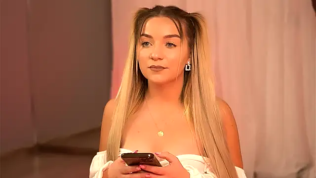 Snapshot of SkyEyesLuna chatting on November 19, 2025, 5:18 am SkyEyesLuna online show from November 19, 2025, 5:18 am