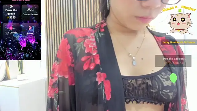 roxyflame  online show from April 26, 2026, 11:29 am