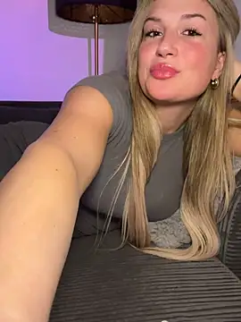 BlondeSarah2006 online show from January 18, 2026, 8:23 pm