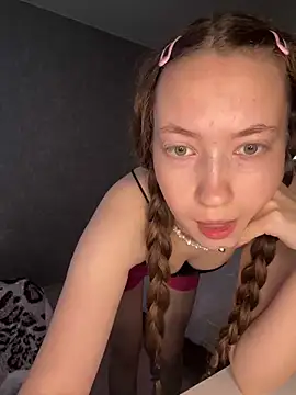 Snapshot of Holy_Poly chatting on March 5, 2026, 5:37 am Holy Poly online show from March 5, 2026, 5:37 am