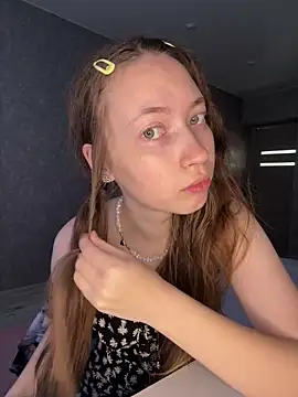 Snapshot of Holy_Poly chatting on March 18, 2026, 5:32 am Holy Poly online show from March 18, 2026, 5:32 am