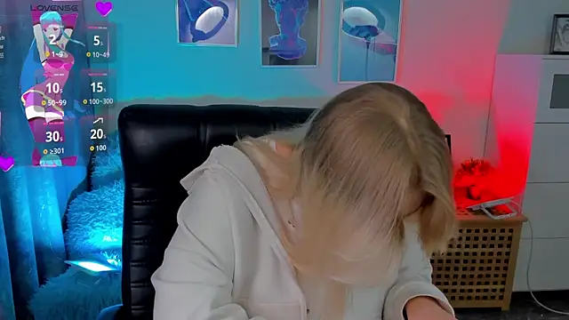 Snapshot of LouiseMous chatting on November 24, 2025, 10:21 pm LouiseMous online show from November 24, 2025, 10:21 pm