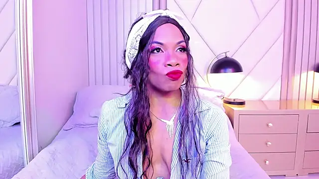 Snapshot of LailaDavidson chatting on July 4, 2026, 12:32 pm LailaDavidson online show from July 4, 2026, 12:32 pm