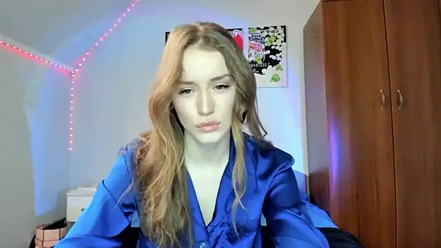 Snapshot of tinyglow chatting on December 5, 2025, 8:28 pm tinyglow online show from December 5, 2025, 8:28 pm