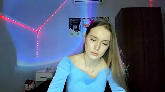 Snapshot of tinyglow chatting on December 4, 2025, 4:55 am tinyglow online show from December 4, 2025, 4:55 am