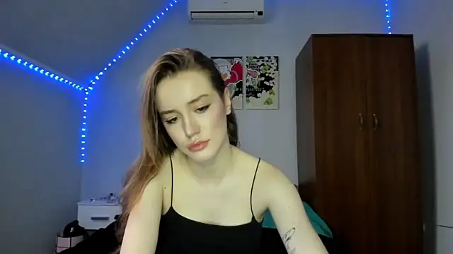 Snapshot of tinyglow chatting on December 1, 2025, 9:15 pm tinyglow online show from December 1, 2025, 9:15 pm