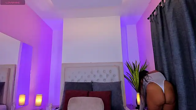 Snapshot of violeta_santanna chatting on May 19, 2026, 4:08 am violeta santanna online show from May 19, 2026, 4:08 am