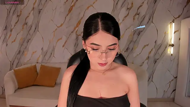 HaileyRoss  online show from May 3, 2026, 1:11 am