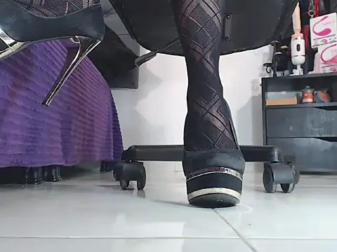 Snapshot of mistress_feet chatting on November 14, 2025, 9:18 pm mistress feet online show from November 14, 2025, 9:18 pm