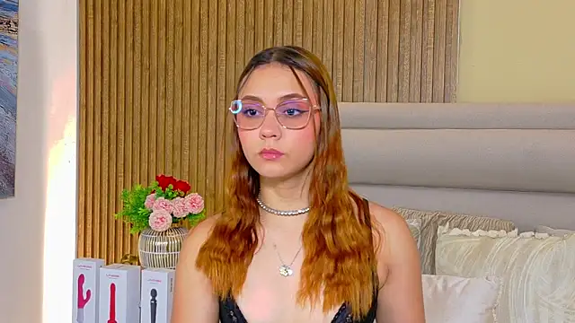 Snapshot of LondraBlush chatting on June 19, 2026, 12:44 pm LondraBlush online show from June 19, 2026, 12:44 pm