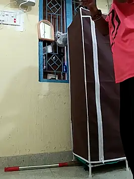 Snapshot of Desi_Hot_Queen chatting on November 16, 2025, 4:17 am Desi Hot Queen online show from November 16, 2025, 4:17 am