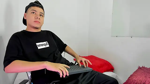 Snapshot of Lucastorrez01 chatting on February 10, 2026, 10:42 pm Lucastorrez01 online show from February 10, 2026, 10:42 pm