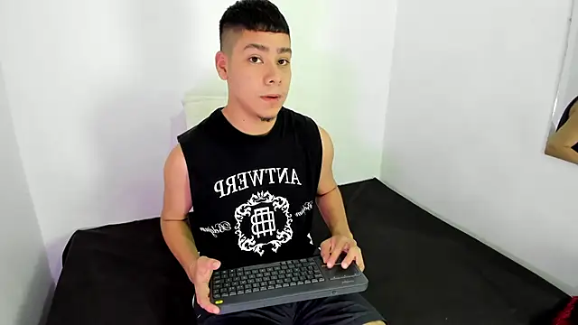 Snapshot of Lucastorrez01 chatting on March 17, 2026, 12:24 am Lucastorrez01 online show from March 17, 2026, 12:24 am