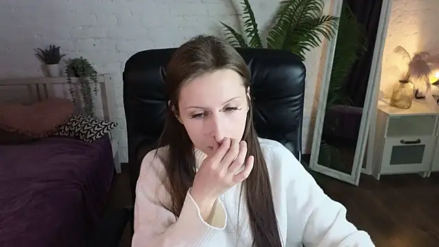 AliceWallflower online show from November 18, 2025, 7:39 pm