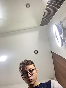 Boyfriend-Hot online show from November 19, 2025, 6:19 pm