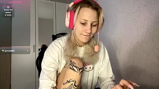 FoxySable online show from November 27, 2025, 9:10 am