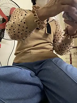 TiffihoaLa online show from November 17, 2025, 6:17 am