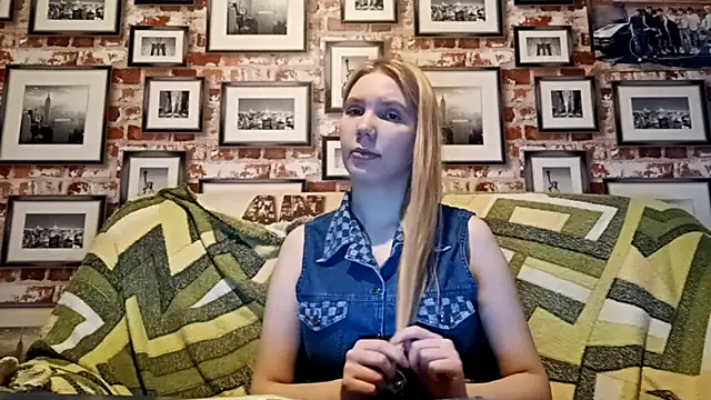 EvieBaggette online show from November 25, 2025, 6:14 am