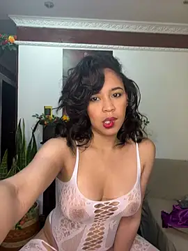 Snapshot of Esmerald_1111 chatting on February 18, 2026, 10:12 am Esmerald 1111 online show from February 18, 2026, 10:12 am