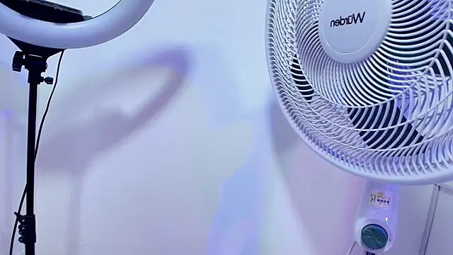 Snapshot of Lianna_and_Jean chatting on November 18, 2025, 12:41 pm Lianna and Jean online show from November 18, 2025, 12:41 pm